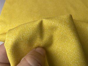 Patchwork stof - brighton, med fint blidt motiv i varm gul